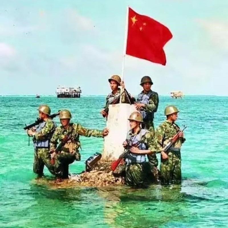 中国南海岛礁30年变化对比，好似换了人间！其实之前还有图2这种场景，这样的变化真