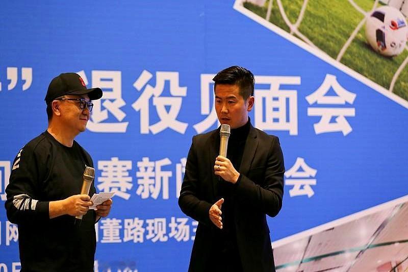 董路批评张玉宁在重庆的热身赛里不回防。尴尬的是，张玉宁那20多天正跟着U23