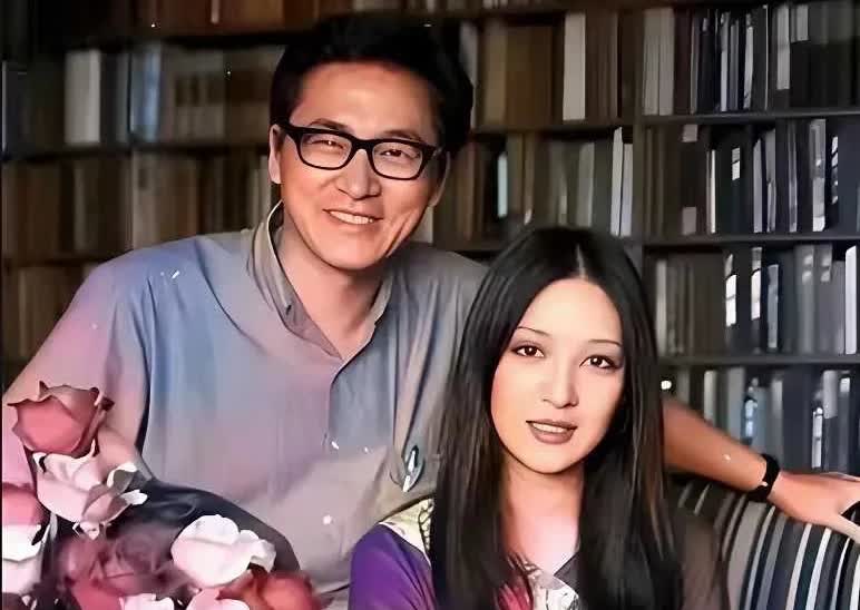 李敖根本不爱胡因梦，李敖这年45岁，胡因梦嫁给了比大自己18岁的李敖，可惜115