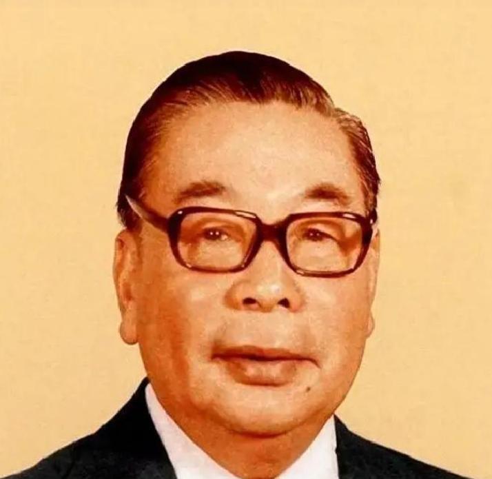 蒋经国晚年重达90多公斤，每周必吃一箱美国空运的哈根达斯。其父蒋介石极尽自律，蒋