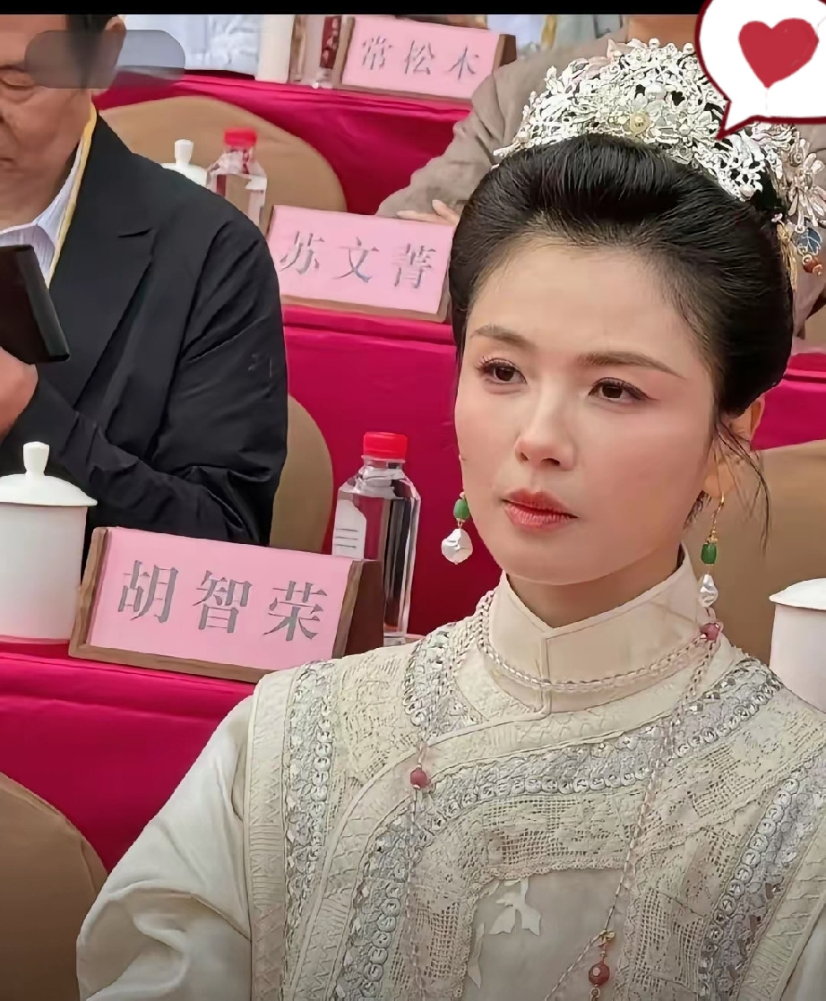 不少人说刘涛颧骨偏高，按传统面相说法自带距离感，可她当年演妈祖却慈悲温婉，完全没有违和感。我家懂点面
