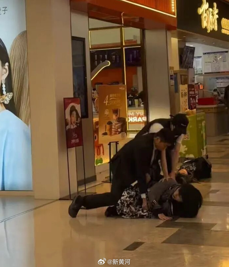 【#网传南宁一商场发生持刀伤人不实#】2月1日，有网友发视频称，广西南宁一商场内