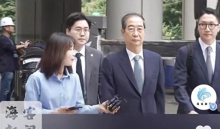 韩德洙首次出庭受审，精神状态看起来还不错，就和在拘留所里的人状态不一样！韩德洙