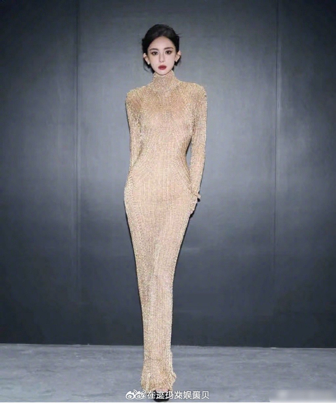 娜扎这条裙子竟然只是普通的毛衣裙，还以为是带钻的礼裙，她穿效果有点太好了