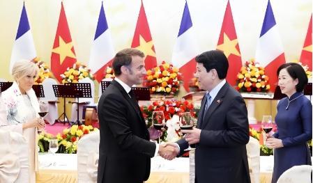 ·越南之前“哭穷”求中国“全包”高铁建设，现在转头就砸45亿美元买法国飞机，这波