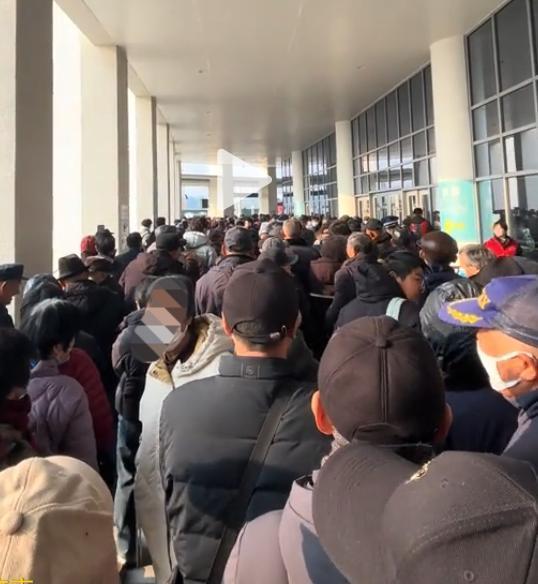 济阳线正式开通，不出意外的老头老太太也是第一波客流！同样不出意外的，他们受到了歧