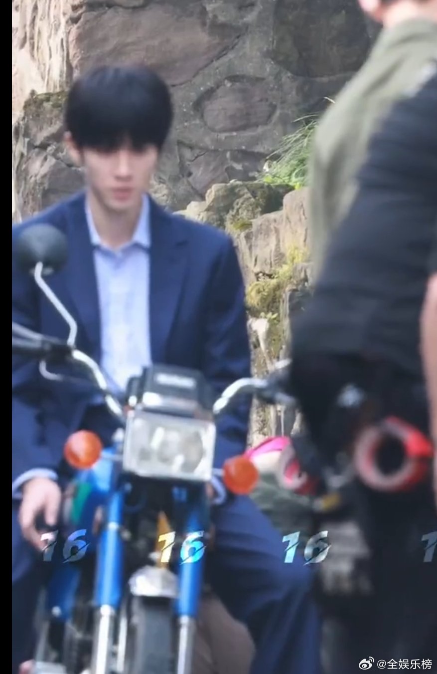陈哲远把黑夜点燃蓝色西装路透谁看了陈哲远蓝西装骑摩托不说一句绝！追车戏这氛围感，