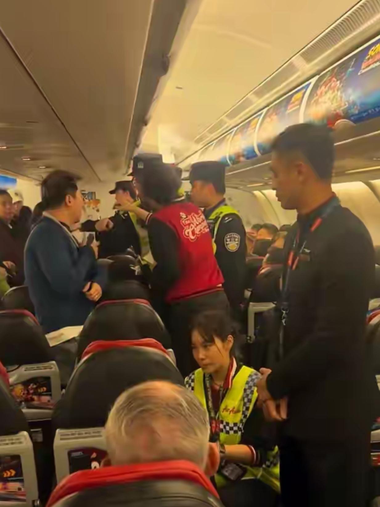 重庆，4月22日凌晨，一架亚航航班原本要飞往吉隆坡，因为机舱里一个女人的一通电话