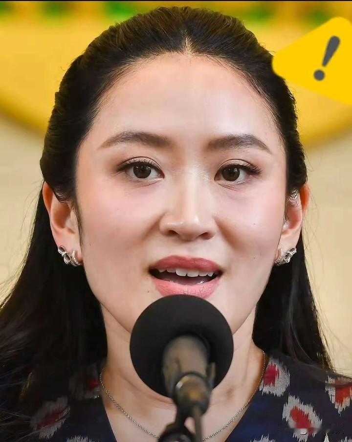 泰国前总理佩通坦不愧为为泰党核心领军人物，当地时间12月25日，她现身该党总部，