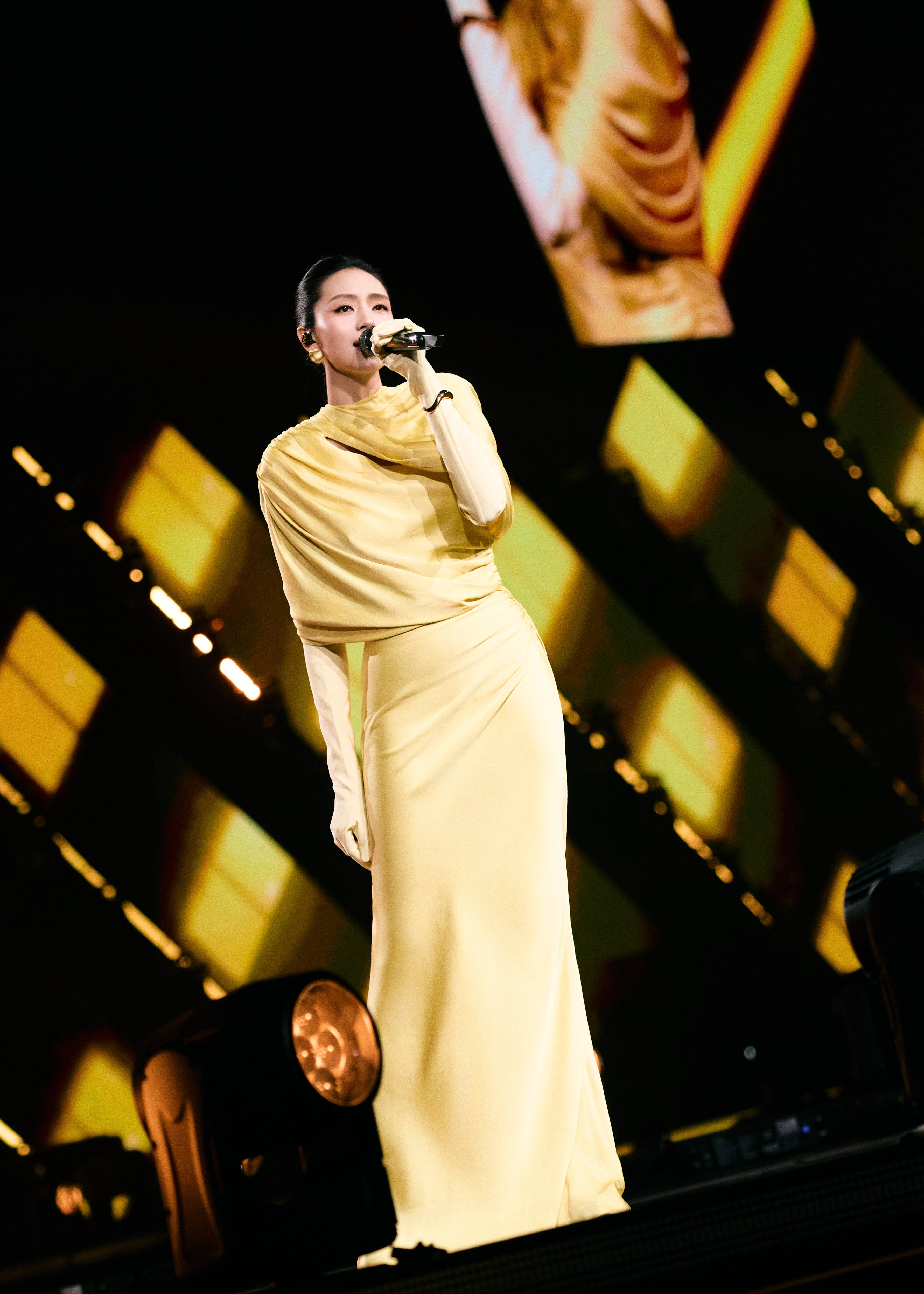 刘惜君央视和美之夜良辰入怀，月色盈阶，与一起共赴此和美之夜。