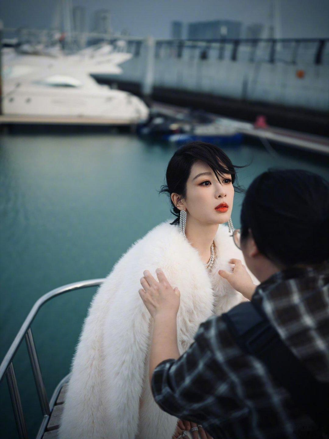 杨紫的斜刘海白裙造型，把“清新”二字具象化了。斜刘海不厚重，像一层薄薄的纱，衬得