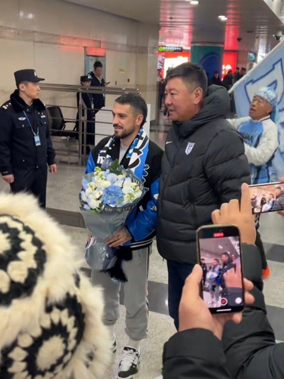 斯坦丘抵达大连武汉三镇球迷的白月光回来了，可惜不是武汉！欢迎斯坦丘斯坦丘加盟大连