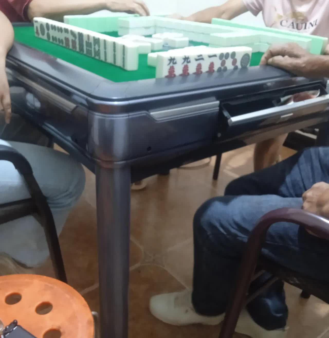 开个逼麻将馆，老板最好不要上场凑场子，今天晚上，来了三个人，非要打晃晃，别人