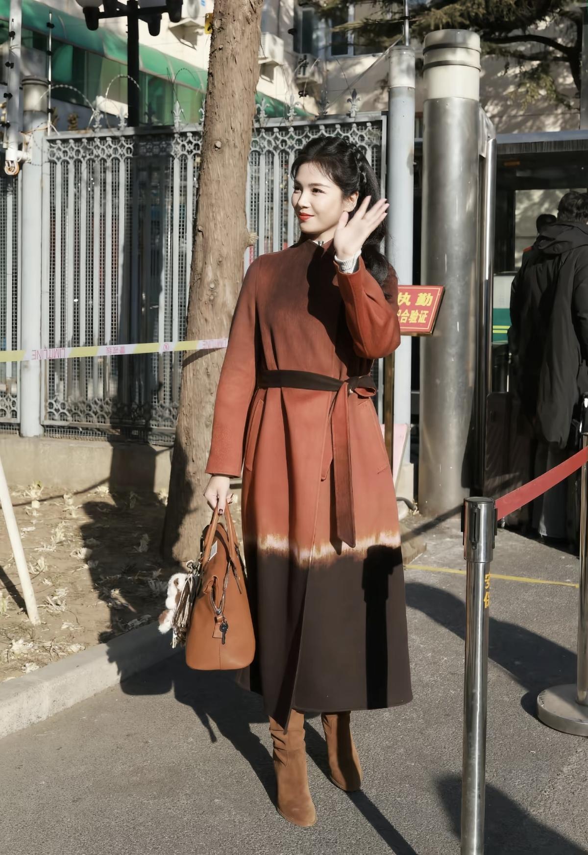 一眼沦陷，是流涛忘返的美[玫瑰]刘涛春晚联排路透，本命年的红棕氛围感，狠狠焊在