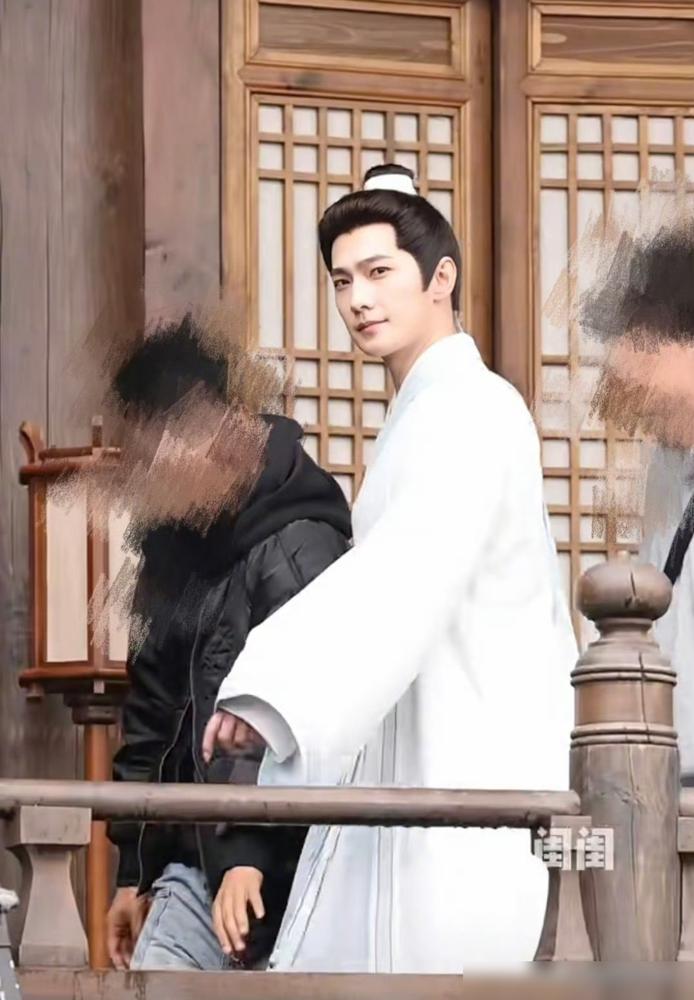 谁敢动杨洋的江山，粉丝就敢掀谁的桌子。对接账号深夜连发檄文，直接把矛头戳向