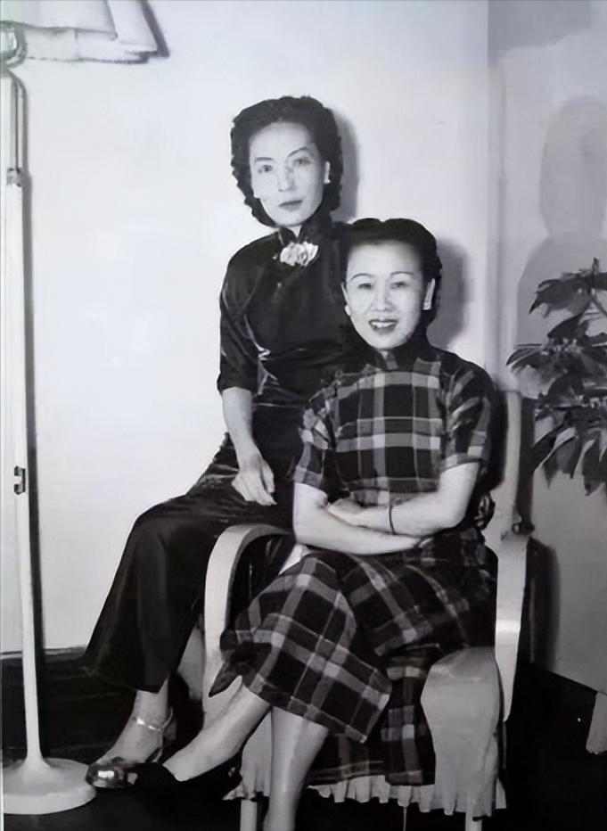 深夜，黄金荣的儿媳妇李志清偷偷跑进公公房间。李志清脱掉身上的衣服，小心翼