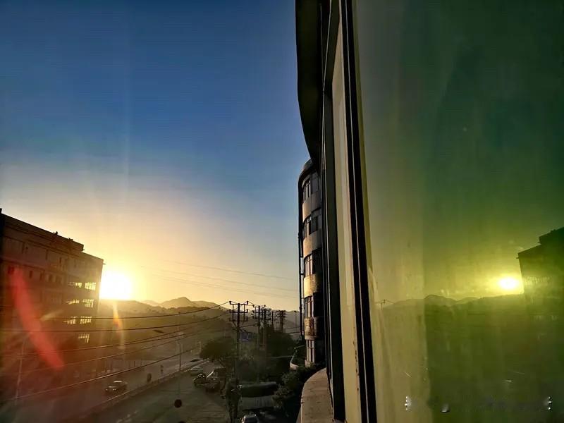 一天之计在于晨！我还是觉得早起比熬夜、晚睡晚起可能会更好一点。因为对于一