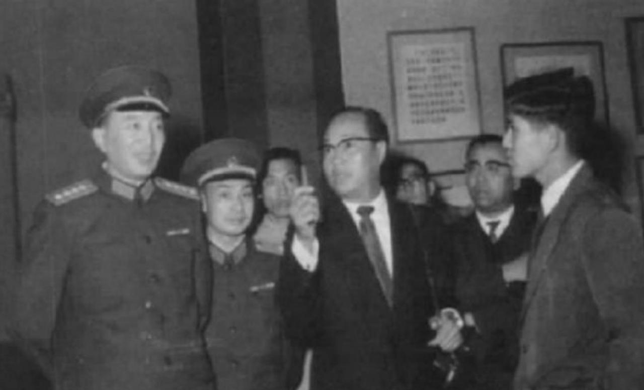 1966年秋，一次会后，军博陈列处某干部提问：“贾若瑜馆长（开国少将），在宣传时