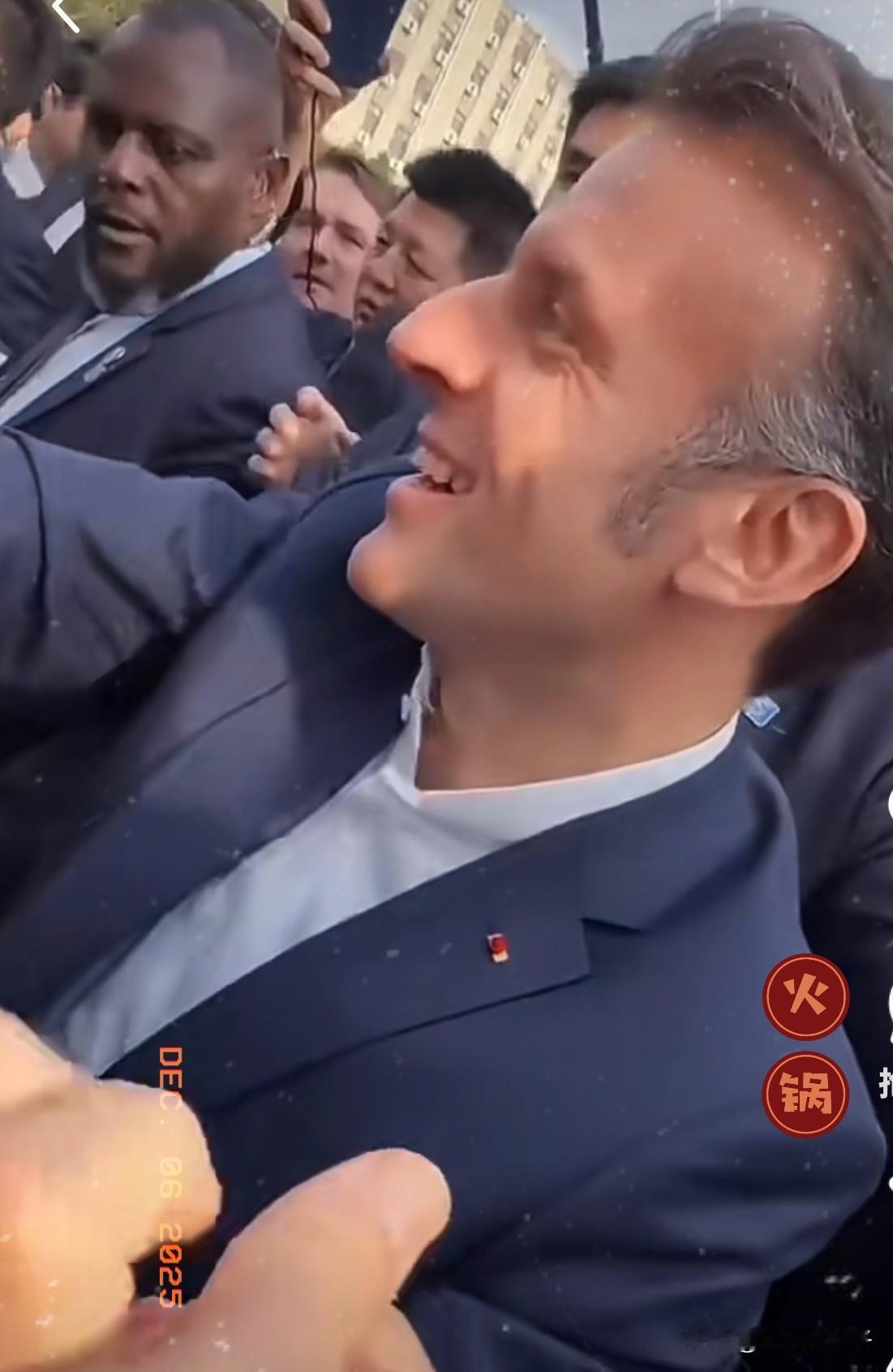 马克龙访华收官！法国随行人员连叹震撼：成都高铁站堪比机场规模，高楼丛