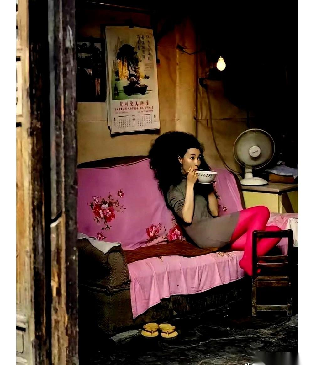 2004年，桂林，一个普普通通的房间。40岁的张曼玉，就那么窝在沙发里，扒拉着