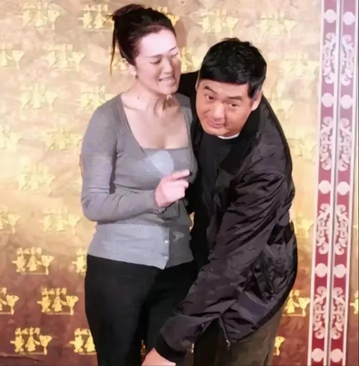 周润发都做到这种程度了，巩俐还是没有任何羞涩！是个女生都会害羞吗？那可不一定！巩