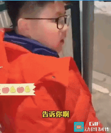 小男孩帮妈妈取快件，回来的路上给他的妈妈吐槽:“买这么多快件的媳妇，长的再好看，