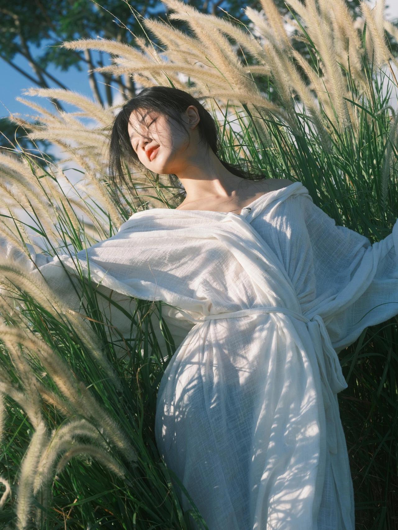 我们来看这组照片，是以极简构图，传递出浓郁的情绪，整体摒弃了繁杂的环境元素，仅保