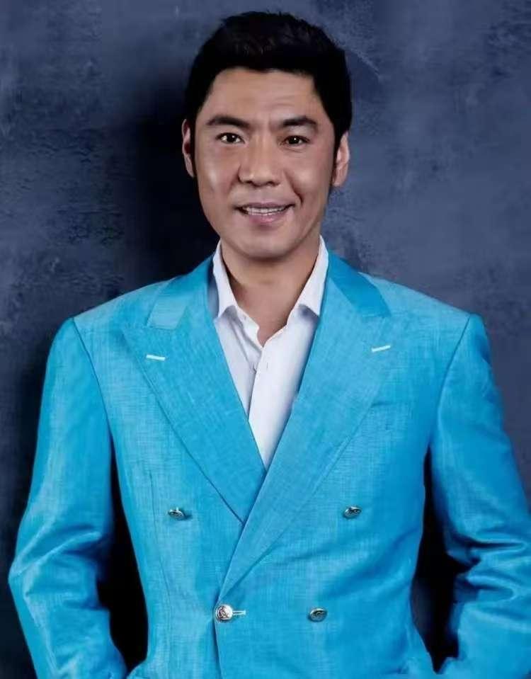 刚刷到屠洪刚的家事，我真是胸口堵得慌屠洪刚的亲生大儿子在美国求学期间，学费