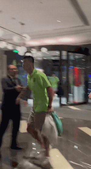 北京国安0-6泰山队后，队内两位大佬级人物与现场发生了激烈的冲突，暴露了北京国安