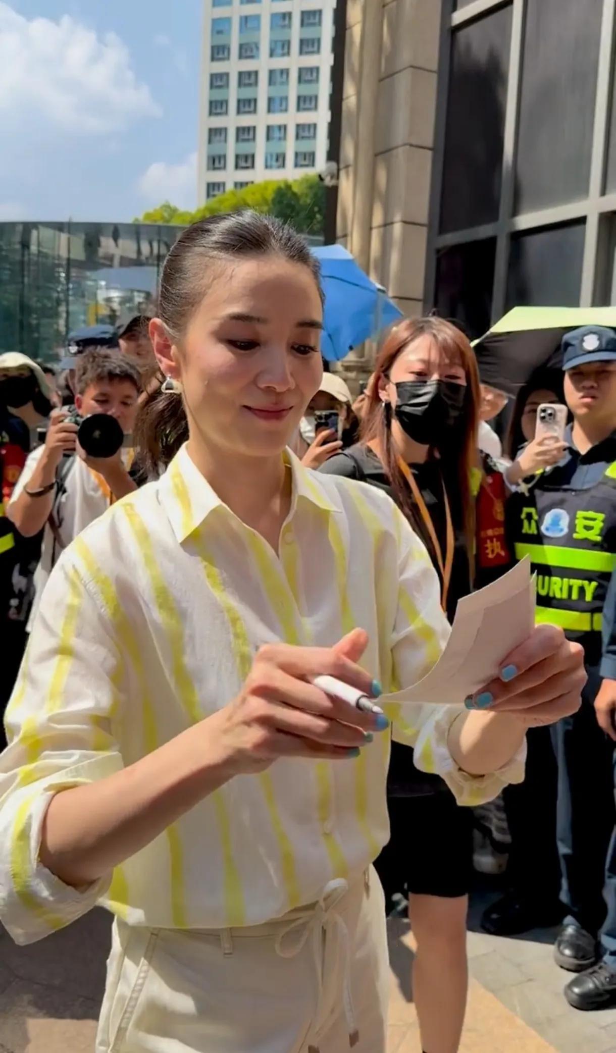 宋佳阿姨真的是是个干脆利索的人，现场目睹她的走路姿势，太有气势了签名的时候