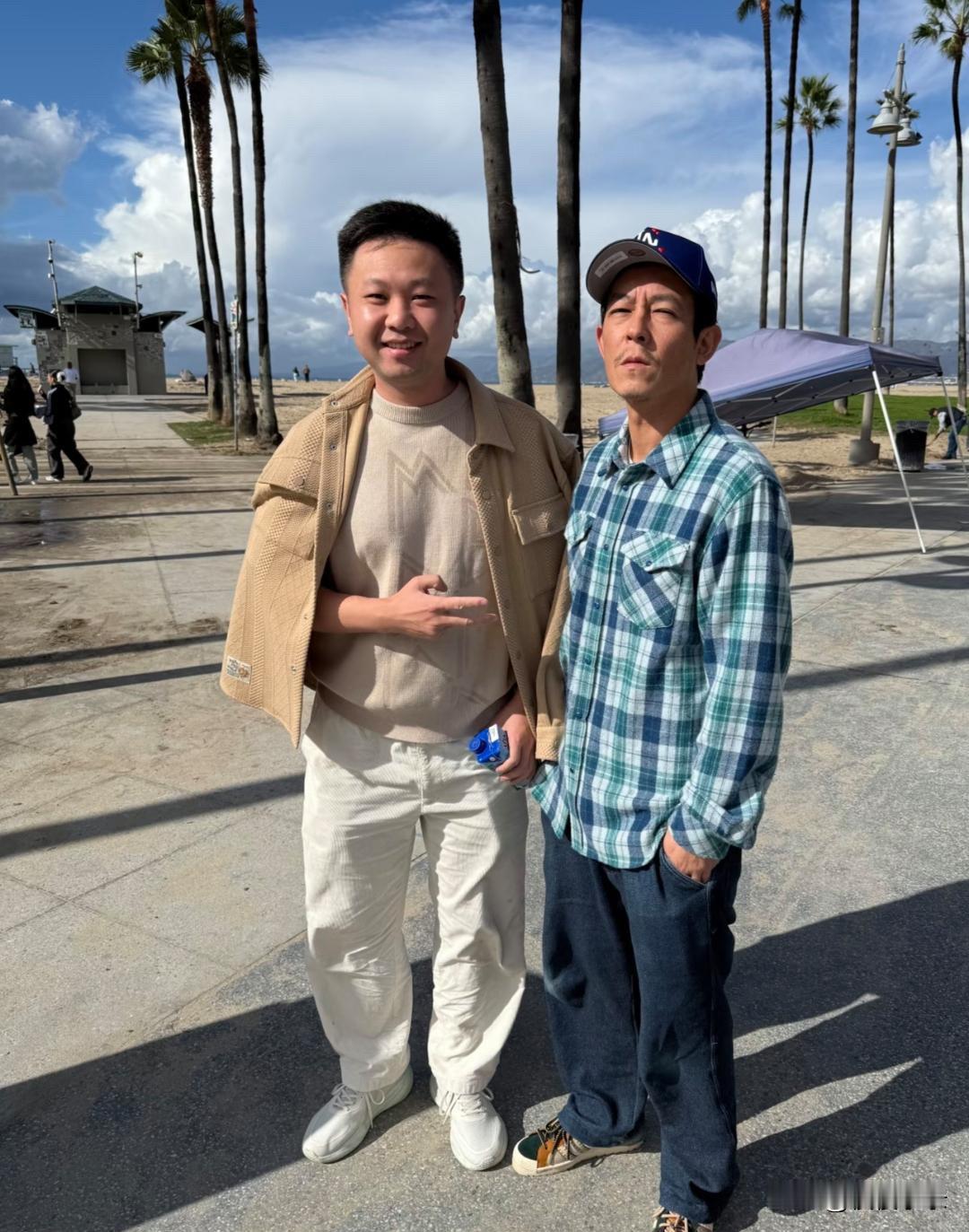 45岁陈冠希现身洛杉矶海滩游玩，他整个人看起来苍老了不少，脸色憔悴，皮肉松弛，完