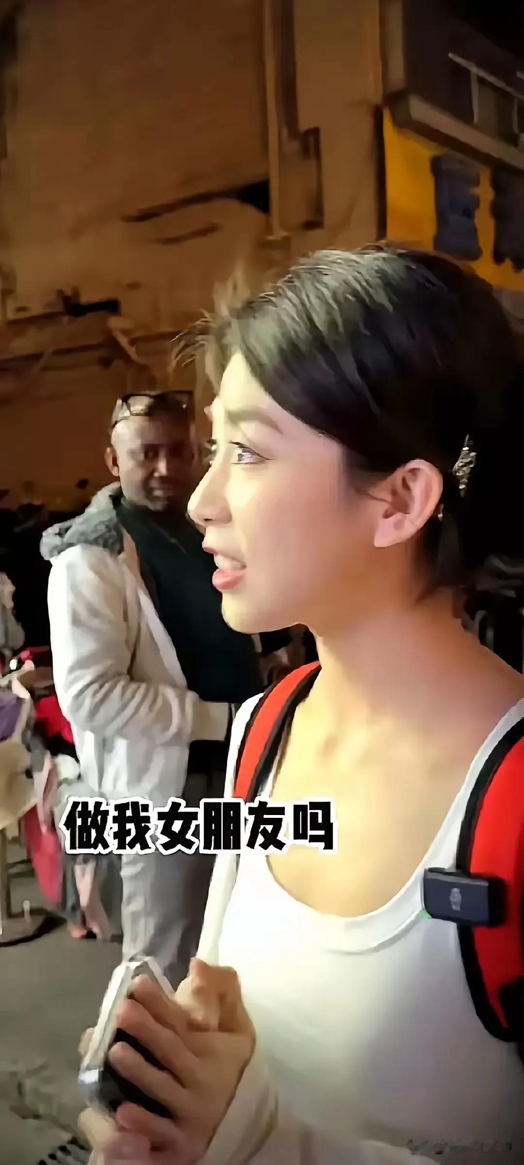 一名外籍男子在景区游览时，遇到一位中国女孩并希望添加联系方式，但对方婉言谢绝。旁