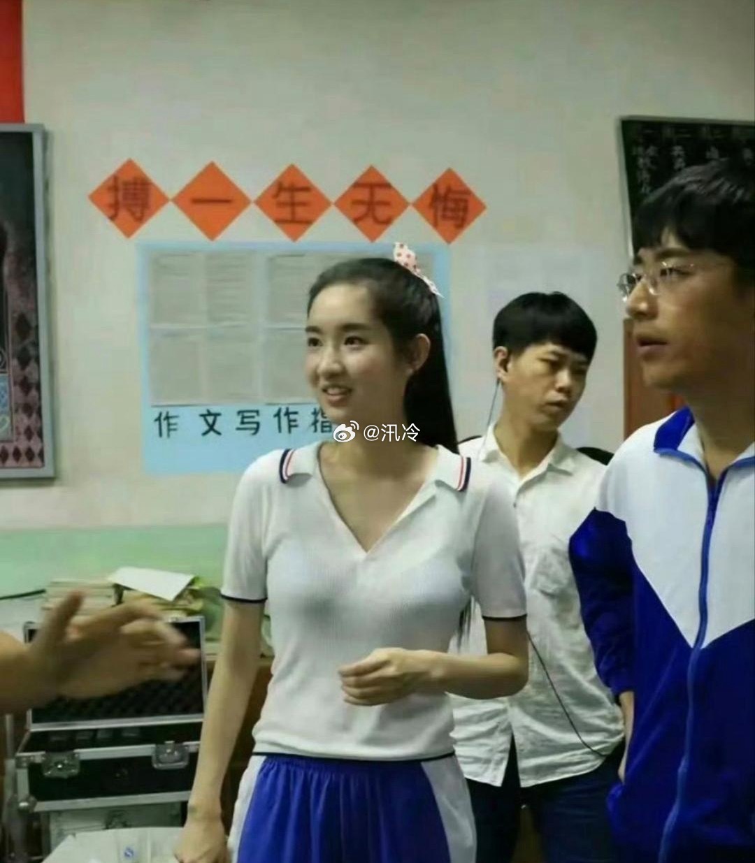 明明是青春校园剧又不是偶像剧为什么要把校服设计成这个样子？