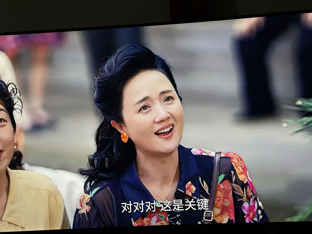 不是奔着饰演李秋萍的赵丽颖，也不是奔着饰演小镇书记郑德诚的黄晓明，更不是奔着饰演