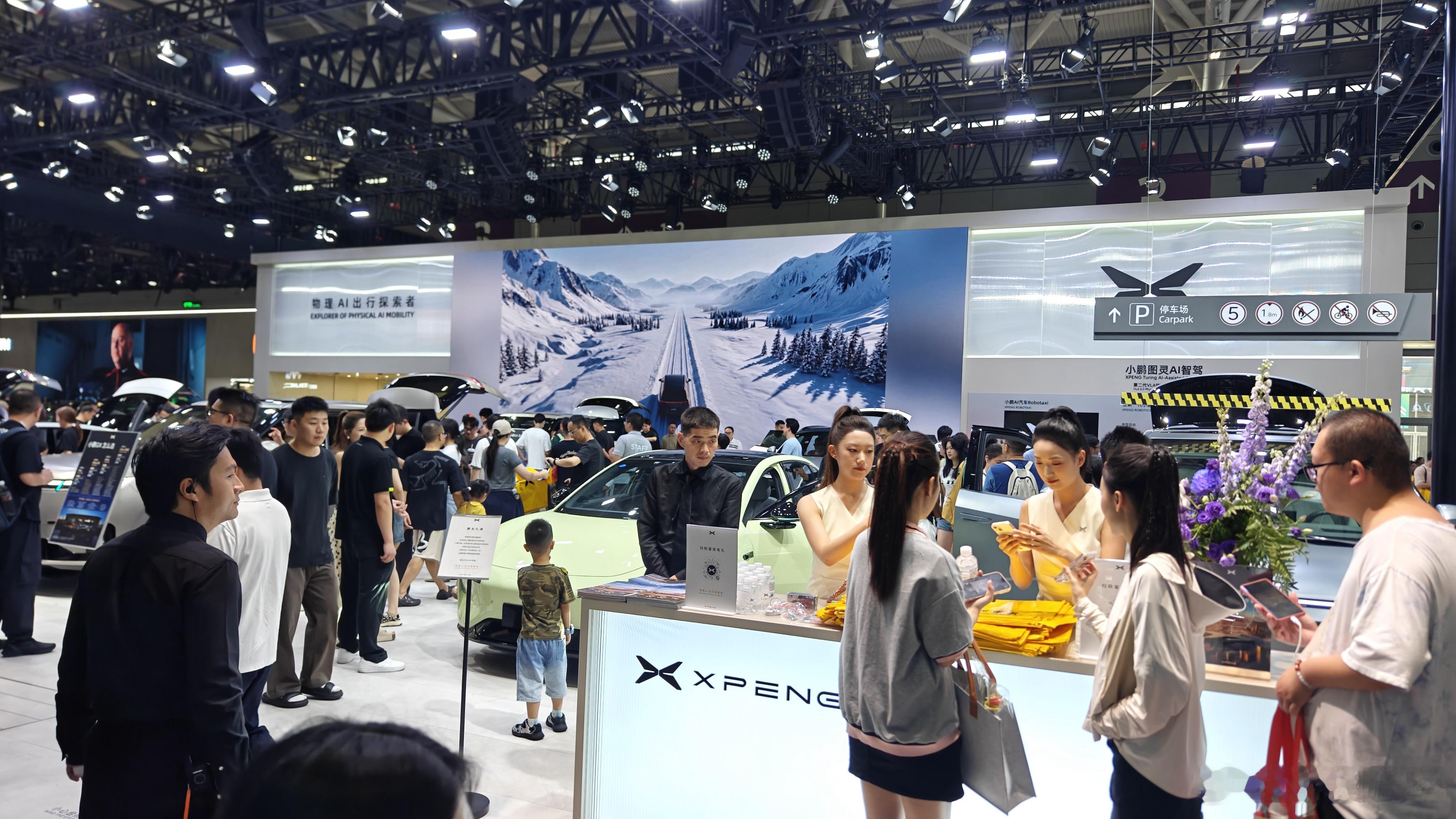 大湾区车展小鹏展台打卡。GX依然是里三层外三层的围满了人。其次就是M03和P7+
