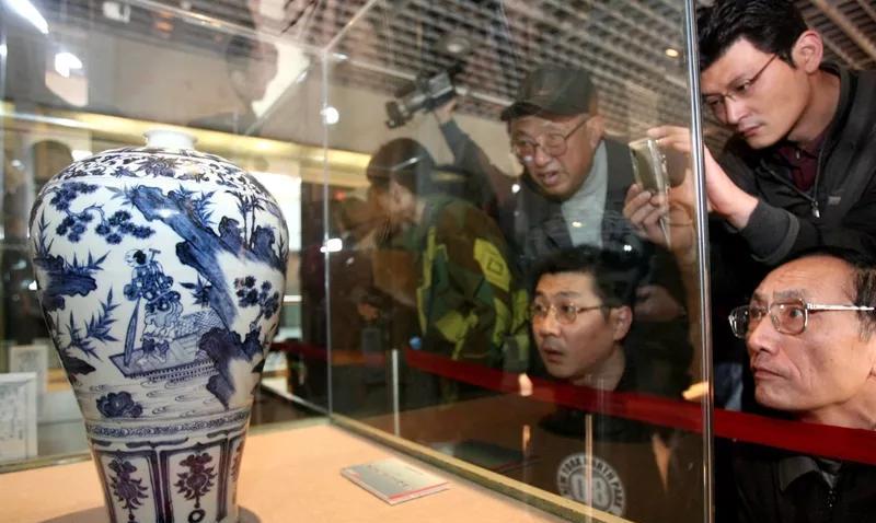 瓷器、书画、珠宝，谁更值得收藏还真不好说。瓷器工艺精湛，历史沉淀深厚，像元青花