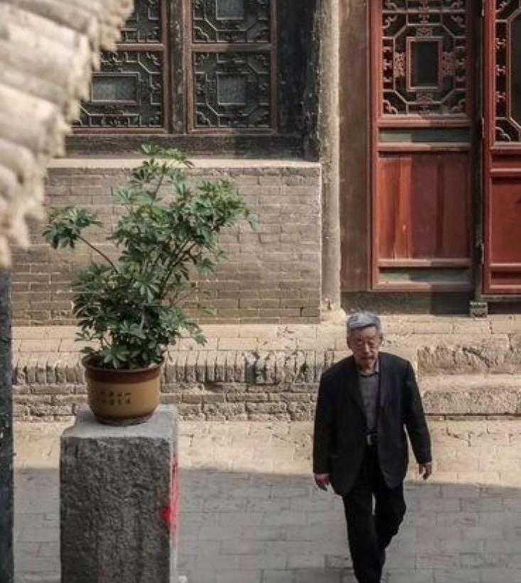 1997年，48岁的耿保国不顾妻子反对，借遍亲朋好友又咬牙贷款几十万，终于凑够了