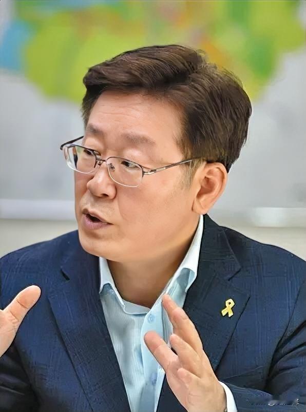 李在明的初心是好的，只是理想很丰满，现实却很骨感。当地时间12.2日李在明喊