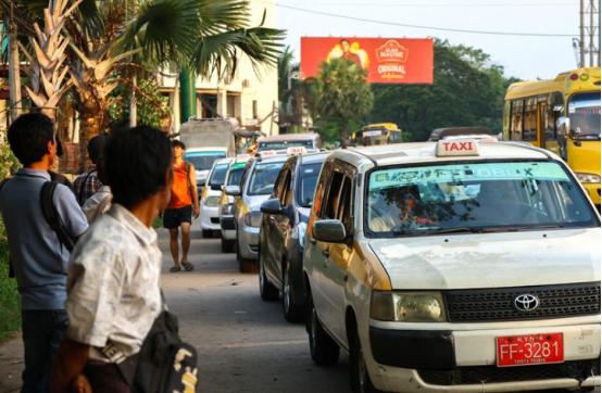 太离谱了！亚洲多国被能源逼疯，就说现在缅甸的老百姓，加个油能难到哭，排队能排2个