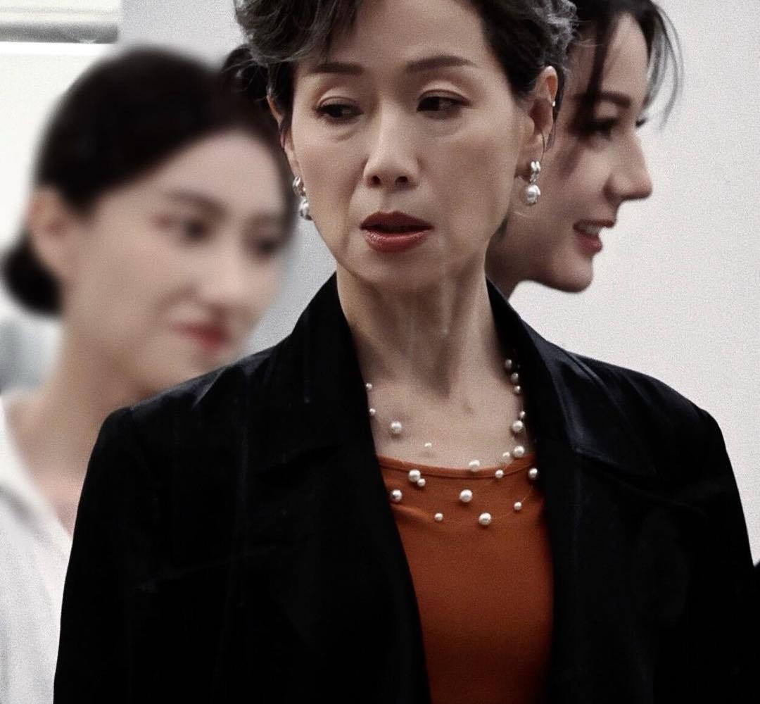 叶童演女魔头，不用吼，眼神一抬，全场静音。迪丽热巴穿Prada，不是穿衣服，