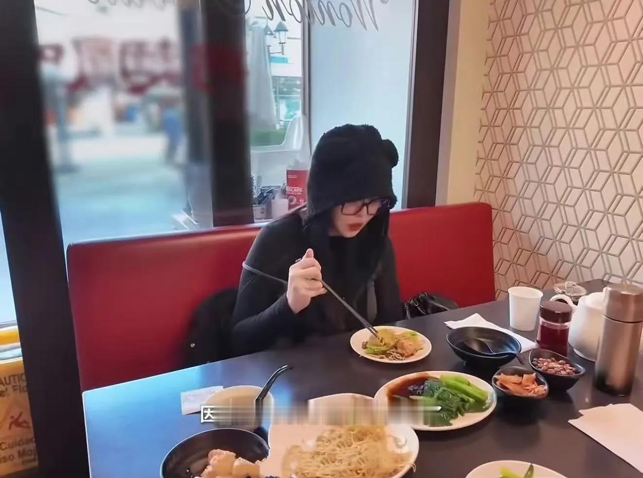 王祖贤近期访谈中自曝已吃素十几年，坦言这不是克制，而是身体本能：“早八百年我就是