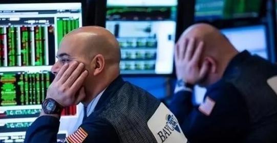 一旦中国今天清空全部7307亿美元美债，明天我们自己的出口企业，就将接不到一张新