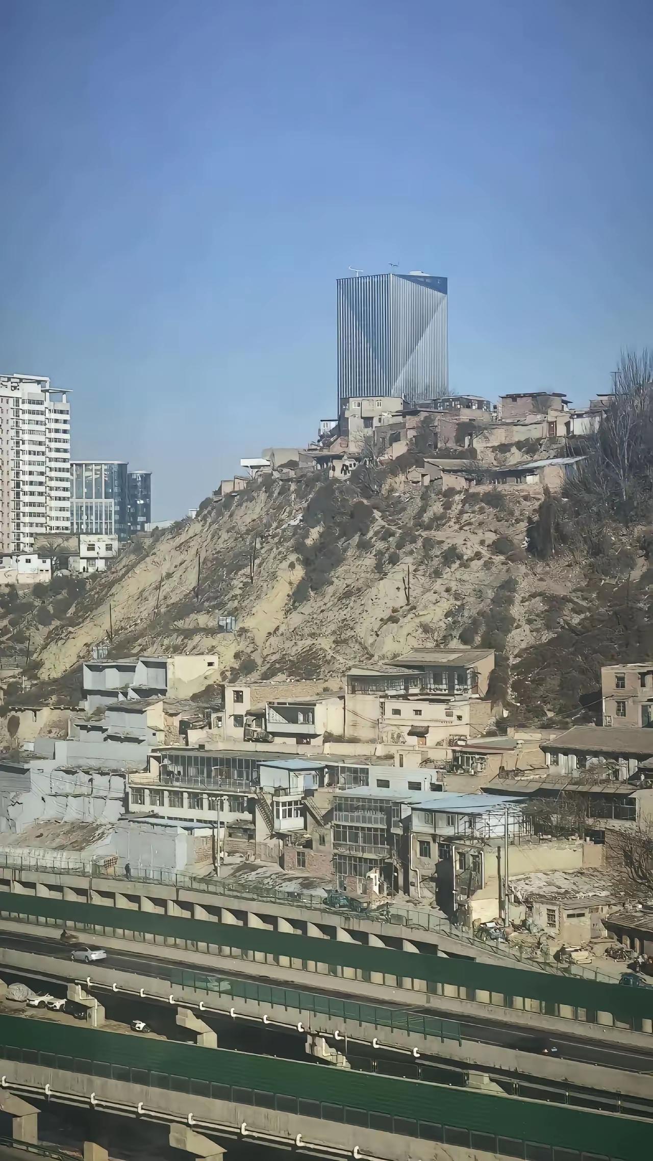 不敢想象，兰州市还有这么差异化的地方。就隔了一座山，就是两个不同的世界存在被
