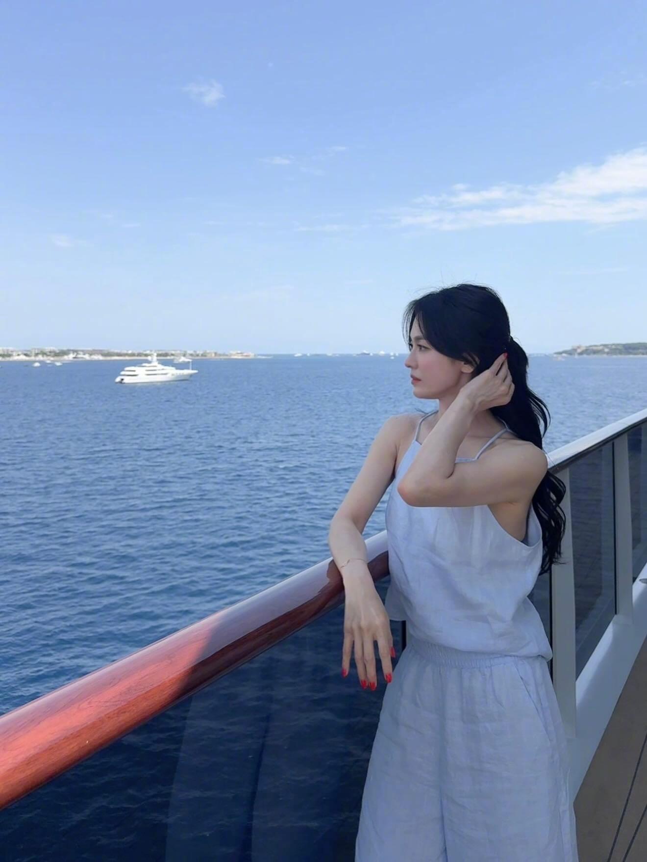 宋慧乔在戛纳的海边，吹吹海风怡然自得～就是看着又瘦了啊！宋慧乔又瘦了宋慧乔在戛纳