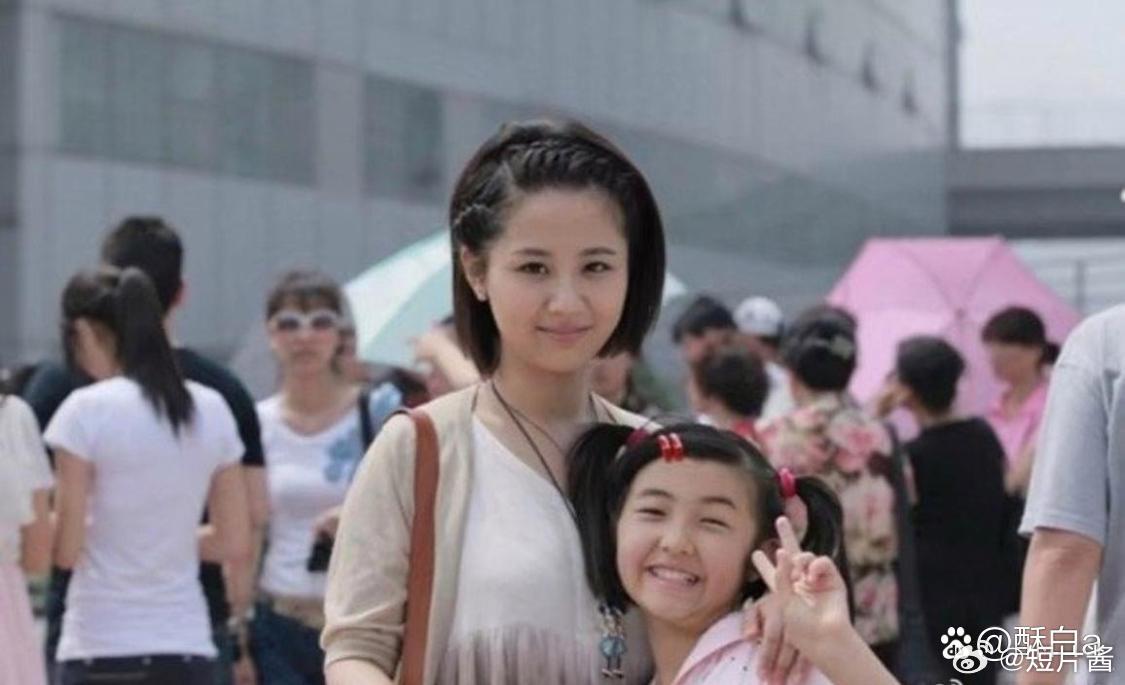 当年19岁的杨紫跟10岁的张子枫合照，还挺像的。