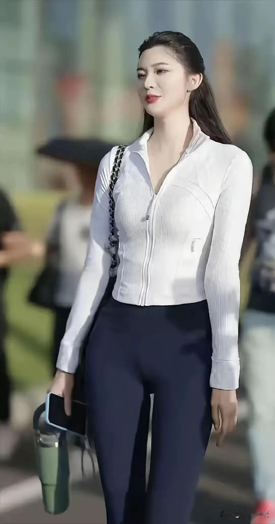 都说万达公子王思聪是一个花花公子，是只知道吃喝玩乐的渣男。有谁知道他曾经为了