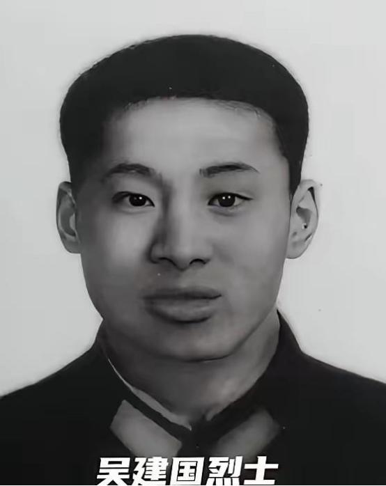1979年，新兵吴建国身中八枪倒在血泊之中，越军军官过来捡他的冲锋枪时，