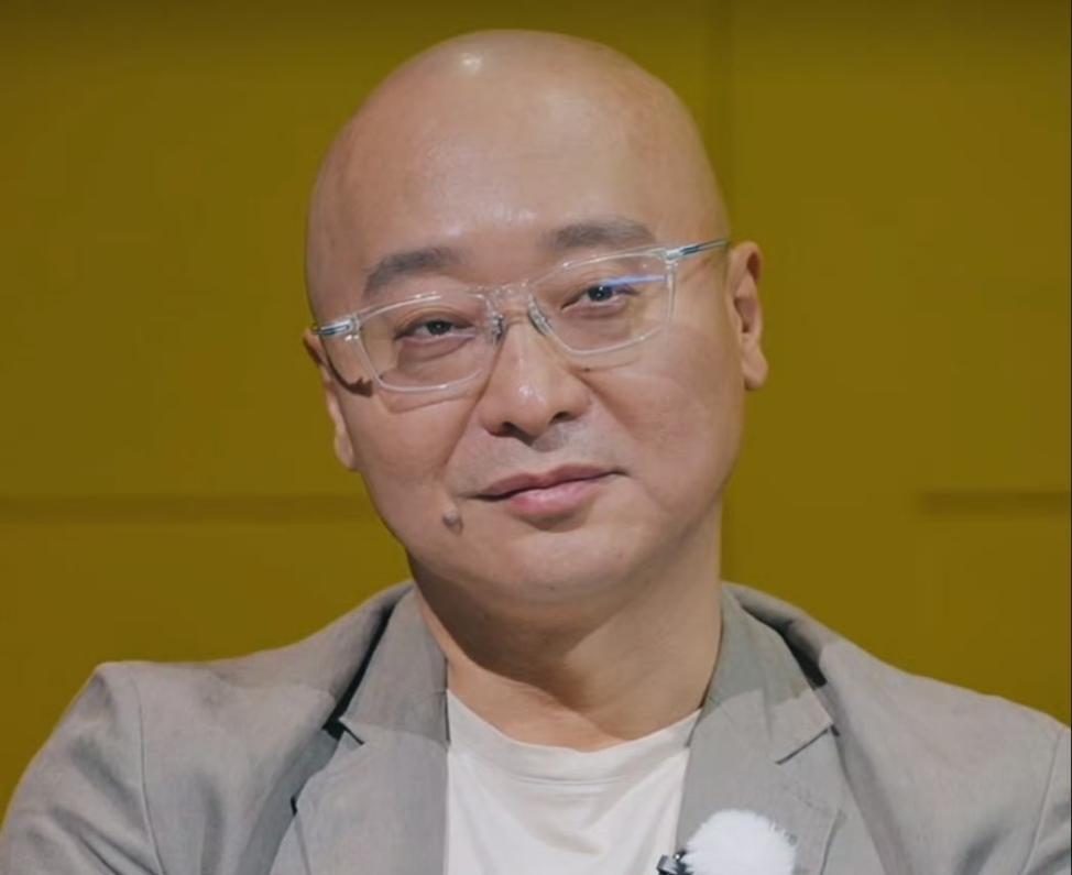 《再见爱人》这事儿，陆行邓莎说退就退了，后来网上一扒，说是他卷进了大案子。这就