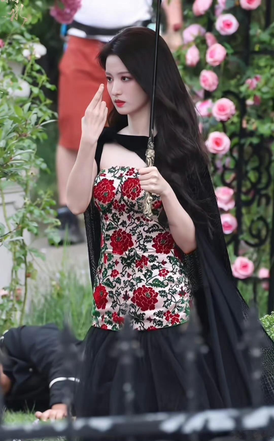 王楚然浮生剧组，这衣服版型质感都像路边摊几十一块件的，还几乎没有任何装饰，这几件
