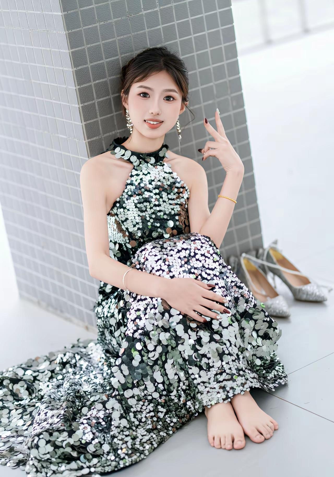 您也许看到的是她的普通，甚至笨拙，但我却看到了她就是普通的我们，阳光，自信，还